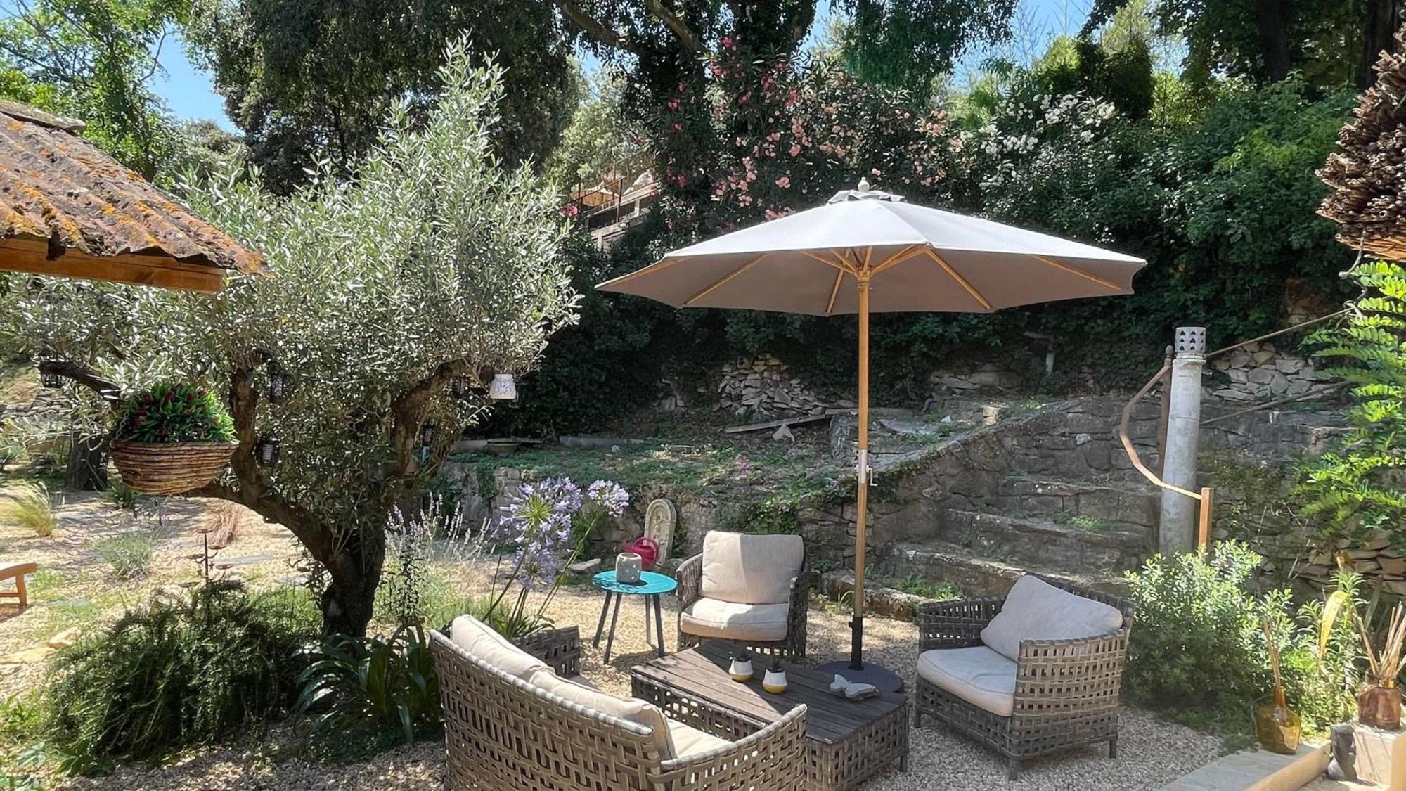 Villa Jolie annexe du mas dans le cœur de la garrigue nîmoise à Nîmes Extérieur photo